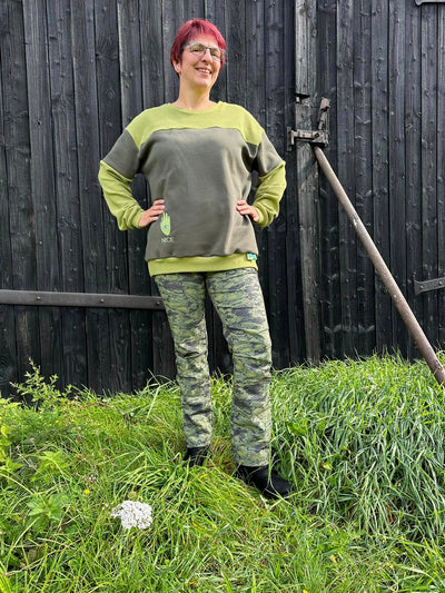 Spliid Pullover Damen genäht – Olivgrün mit Camouflage-Passe im Garten