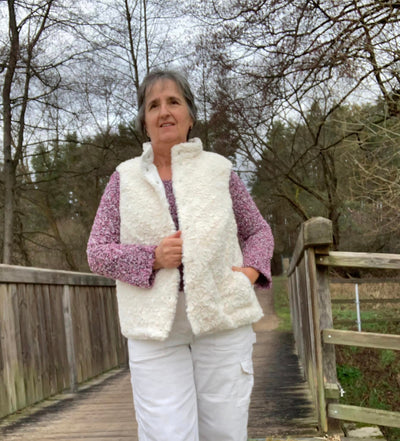 Vendla Wendeweste Damen – Creme-Teddy zum rosa Pullover im Park, Frontansicht