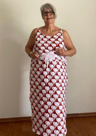 Søndervig Sommerkleid Damen – Rot-weiß mit Herzmuster und Bindegürtel, Frontansicht