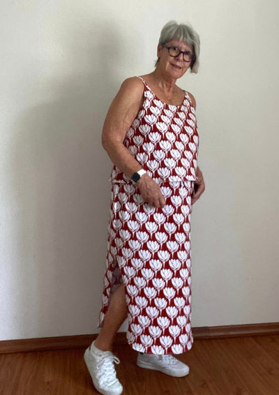 Søndervig Sommerkleid Damen – Rot-weiß mit Herzmuster und Seitenschlitz