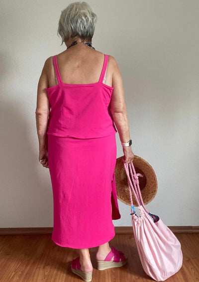 Søndervig Sommerkleid Damen – Pink, Rückansicht mit Strohhut