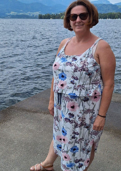 Søndervig Sommerkleid Damen – Blumenmuster in Blau und Rosa, am See