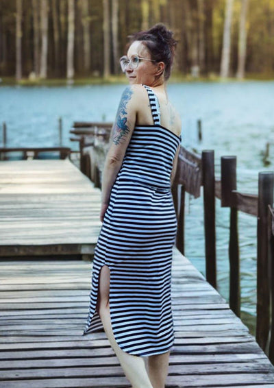Søndervig Sommerkleid Damen – Dunkelblau-weiß gestreift mit Seitenschlitz, auf dem Steg