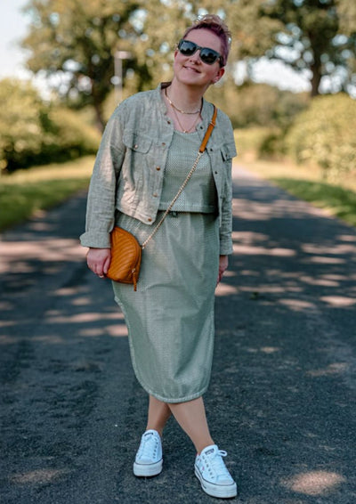 Søndervig Sommerkleid Damen – Salbeigrün mit Jeansjacke und Tasche