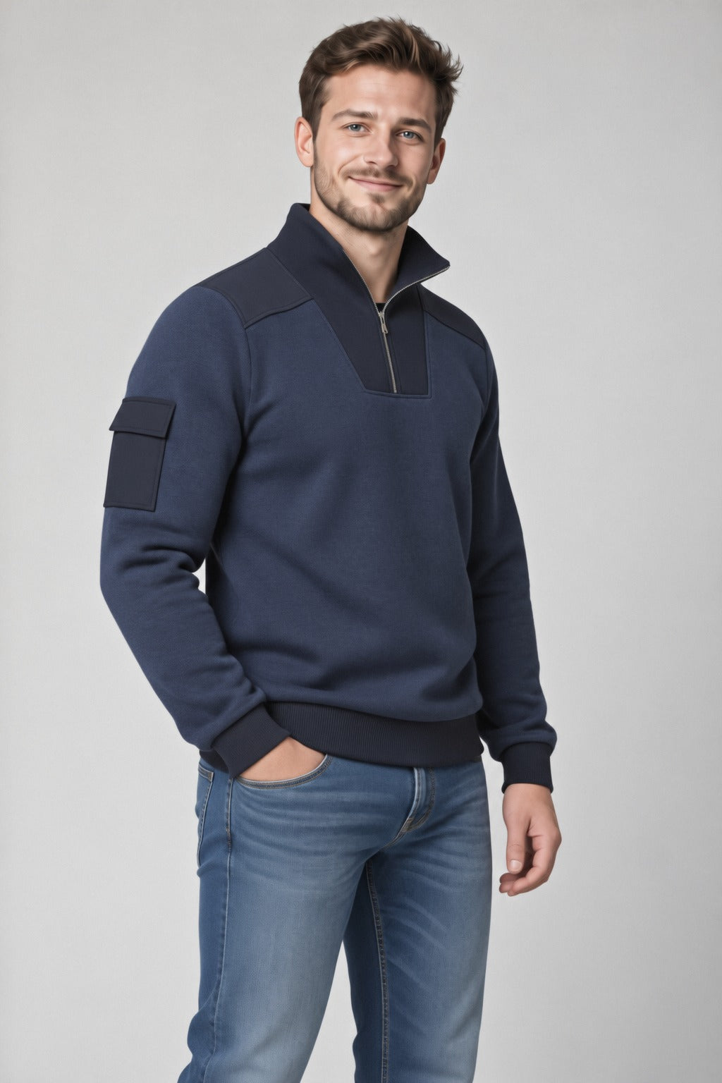Herren-Troyer KVILL in Navy, Dreiviertelansicht mit Ärmeltasche und Reißverschluss-Kragen