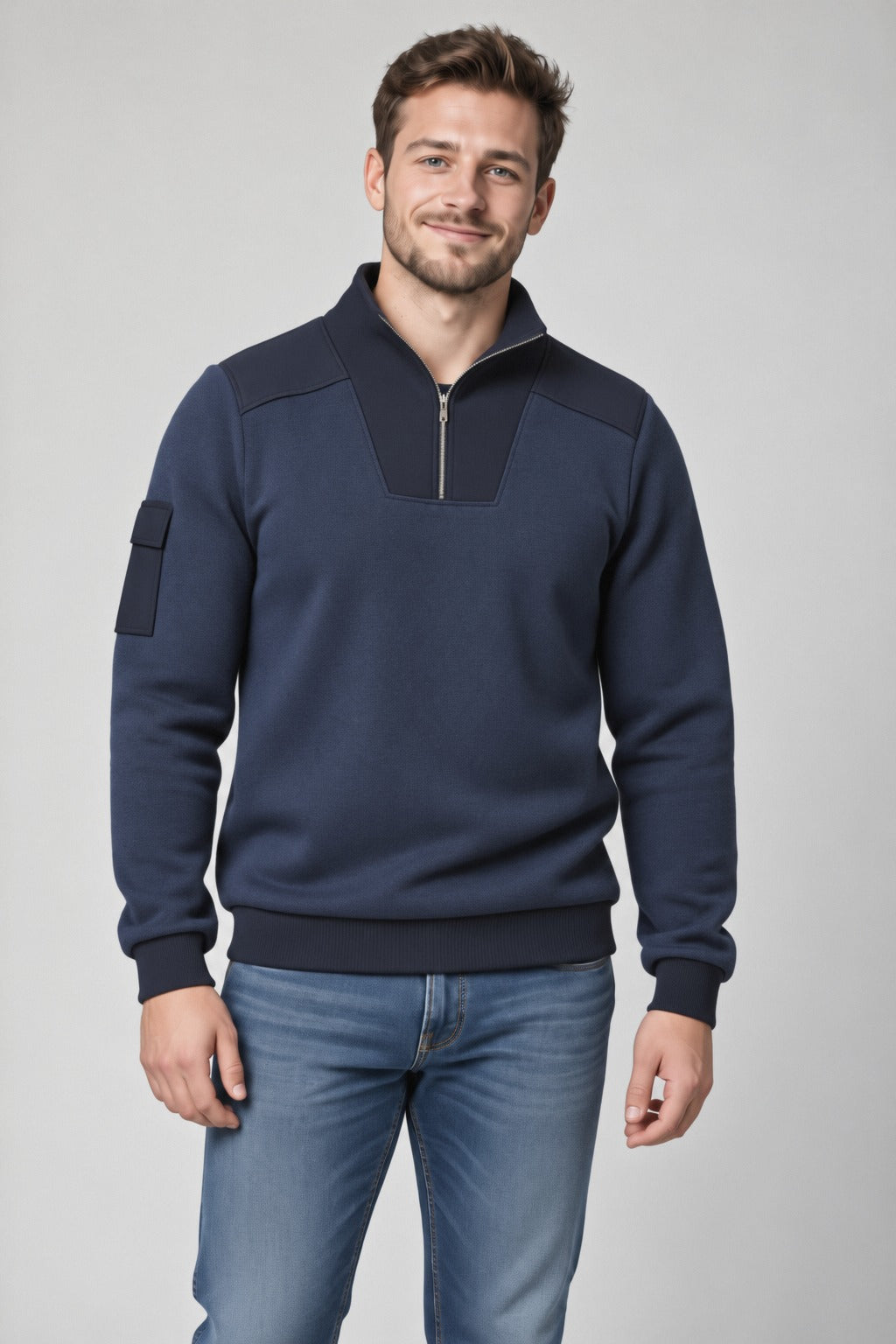 Herren-Troyer KVILL in Navy mit Stehkragen, Reißverschluss, Schulterpasse und Ärmeltasche, Vorderansicht