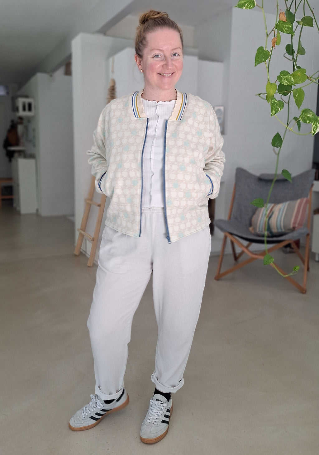 MØLNA – Collegejacke Damen nähen | Schnittmuster PDF | kurze Jacke mit eckigen Einsatz | Größe 30–60 | SEAMONE