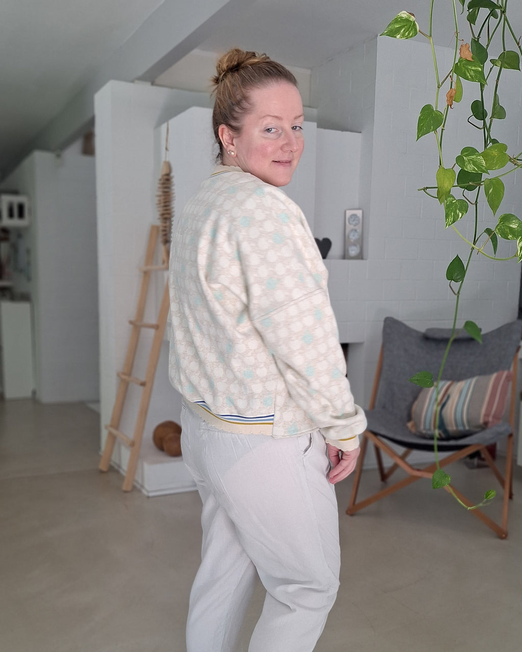 MØLNA – Collegejacke Damen nähen | Schnittmuster PDF | kurze Jacke mit eckigen Einsatz | Größe 30–60 | SEAMONE