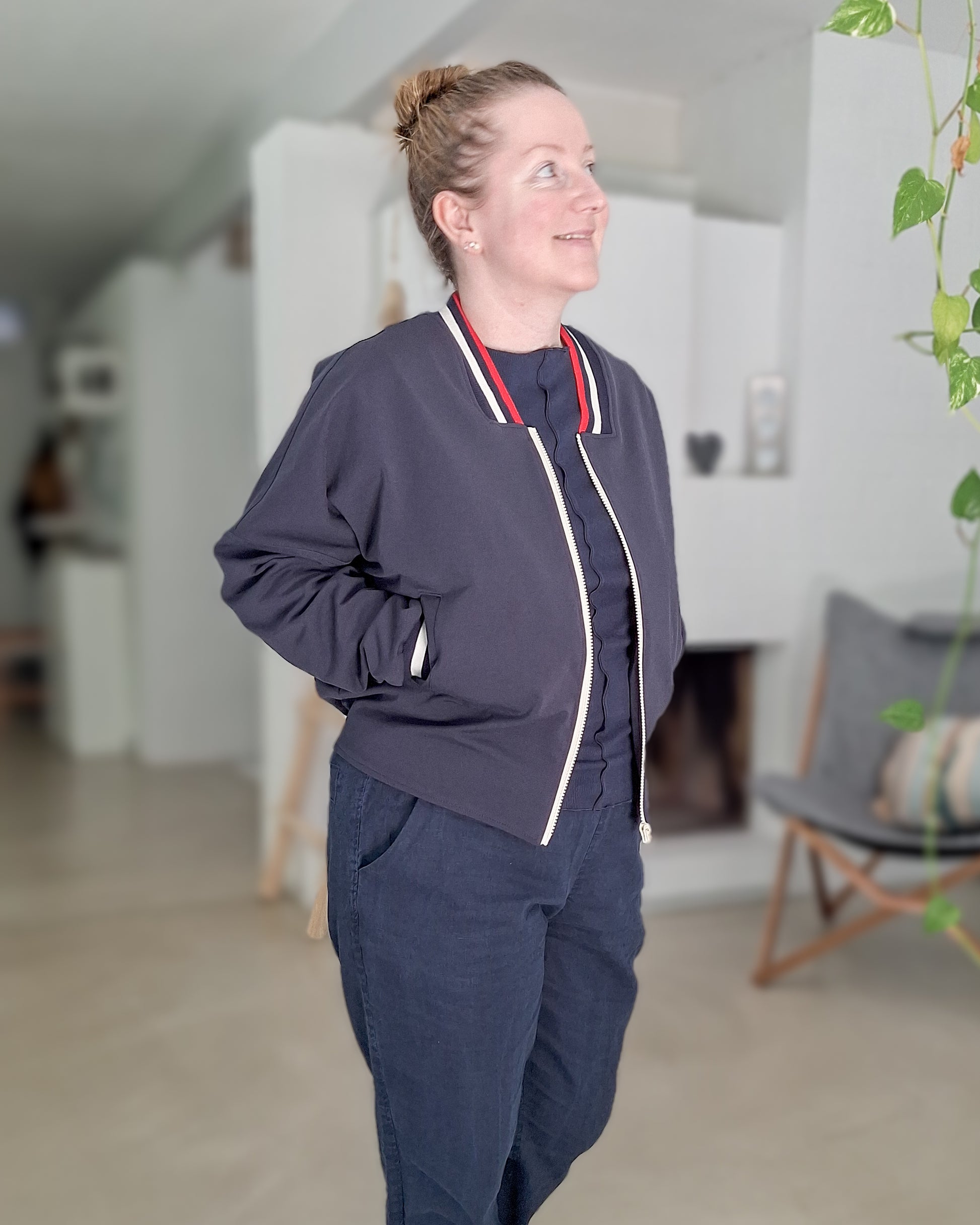 MØLNA – Collegejacke Damen nähen | Schnittmuster PDF | kurze Jacke mit eckigen Einsatz | Größe 30–60 | SEAMONE