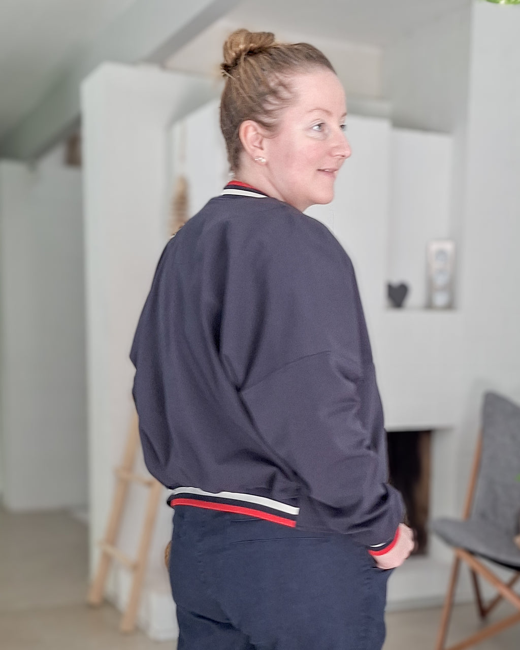 MØLNA – Collegejacke Damen nähen | Schnittmuster PDF | kurze Jacke mit eckigen Einsatz | Größe 30–60 | SEAMONE