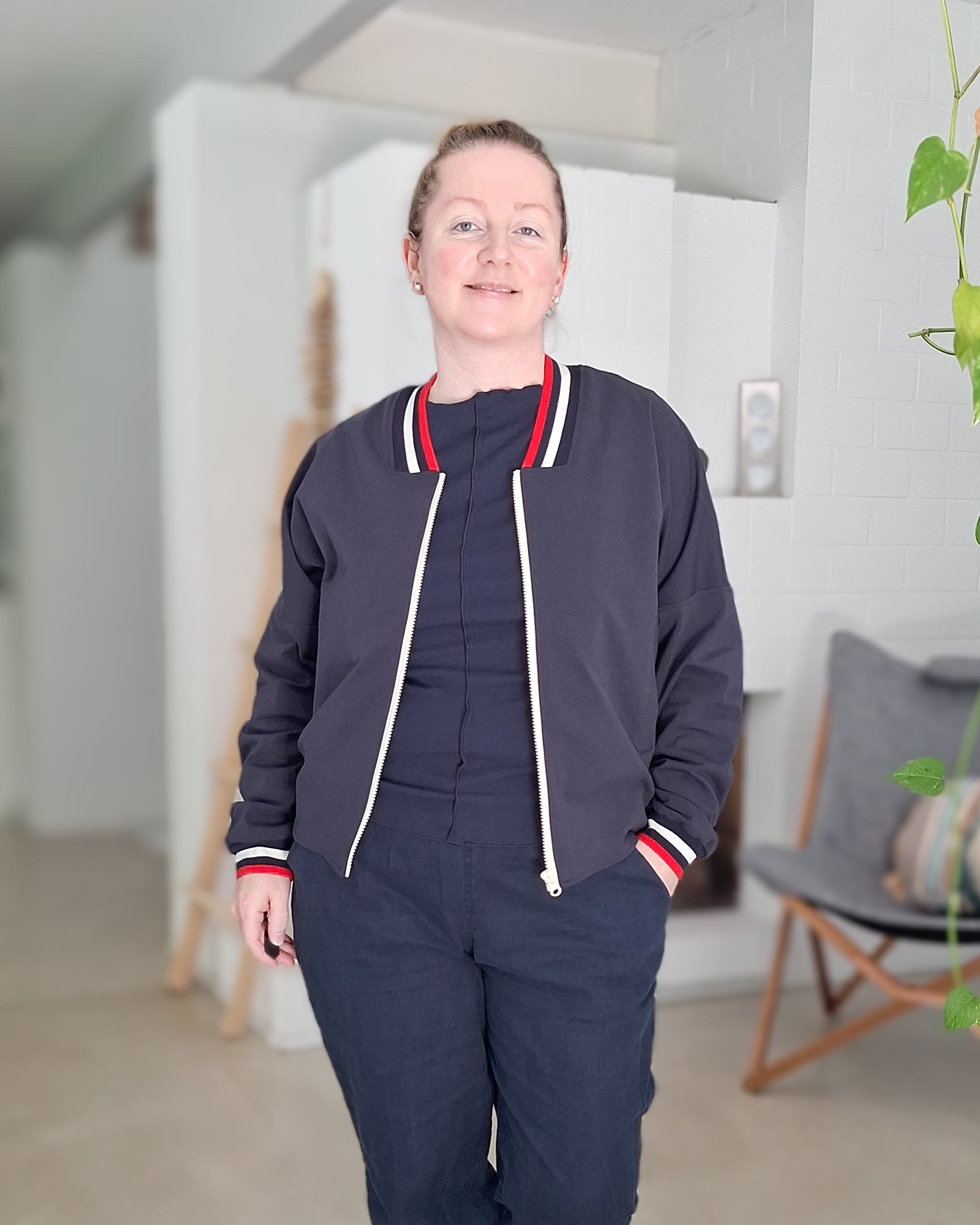 MØLNA – Collegejacke Damen nähen | Schnittmuster PDF | kurze Jacke mit eckigen Einsatz | Größe 30–60 | SEAMONE