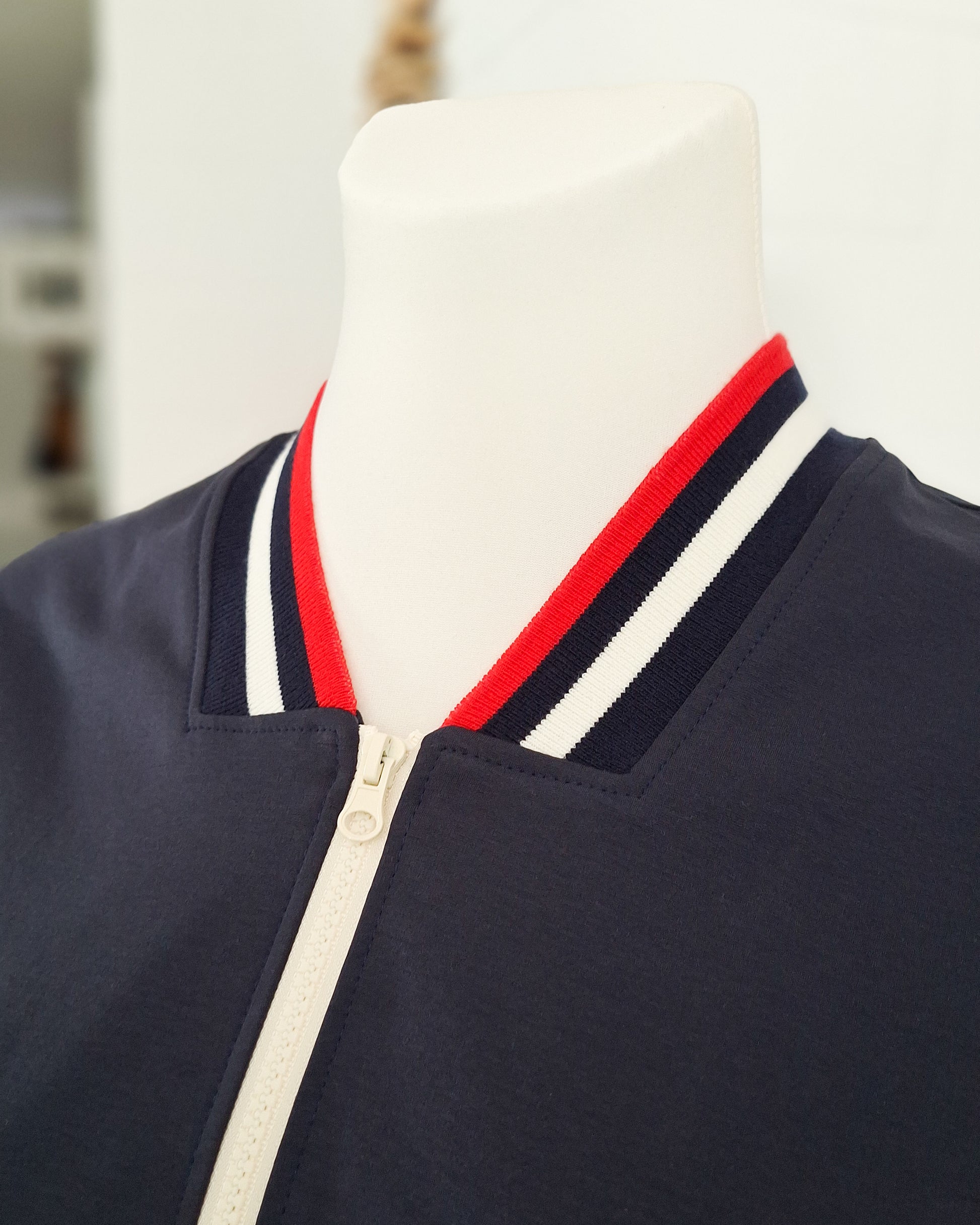 MØLNA – Collegejacke Damen nähen | Schnittmuster PDF | kurze Jacke mit eckigen Einsatz | Größe 30–60 | SEAMONE