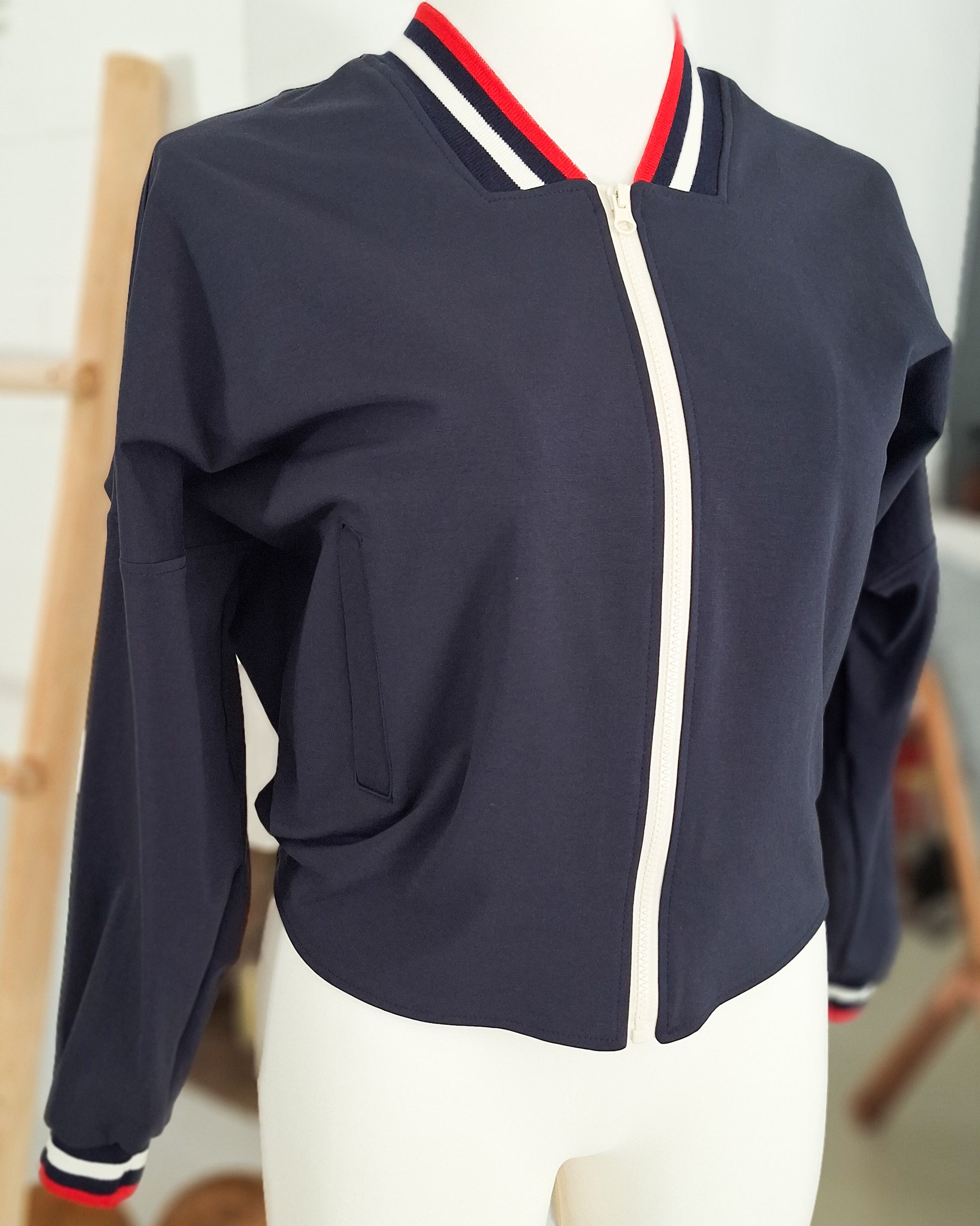 MØLNA – Collegejacke Damen nähen | Schnittmuster PDF | kurze Jacke mit eckigen Einsatz | Größe 30–60 | SEAMONE