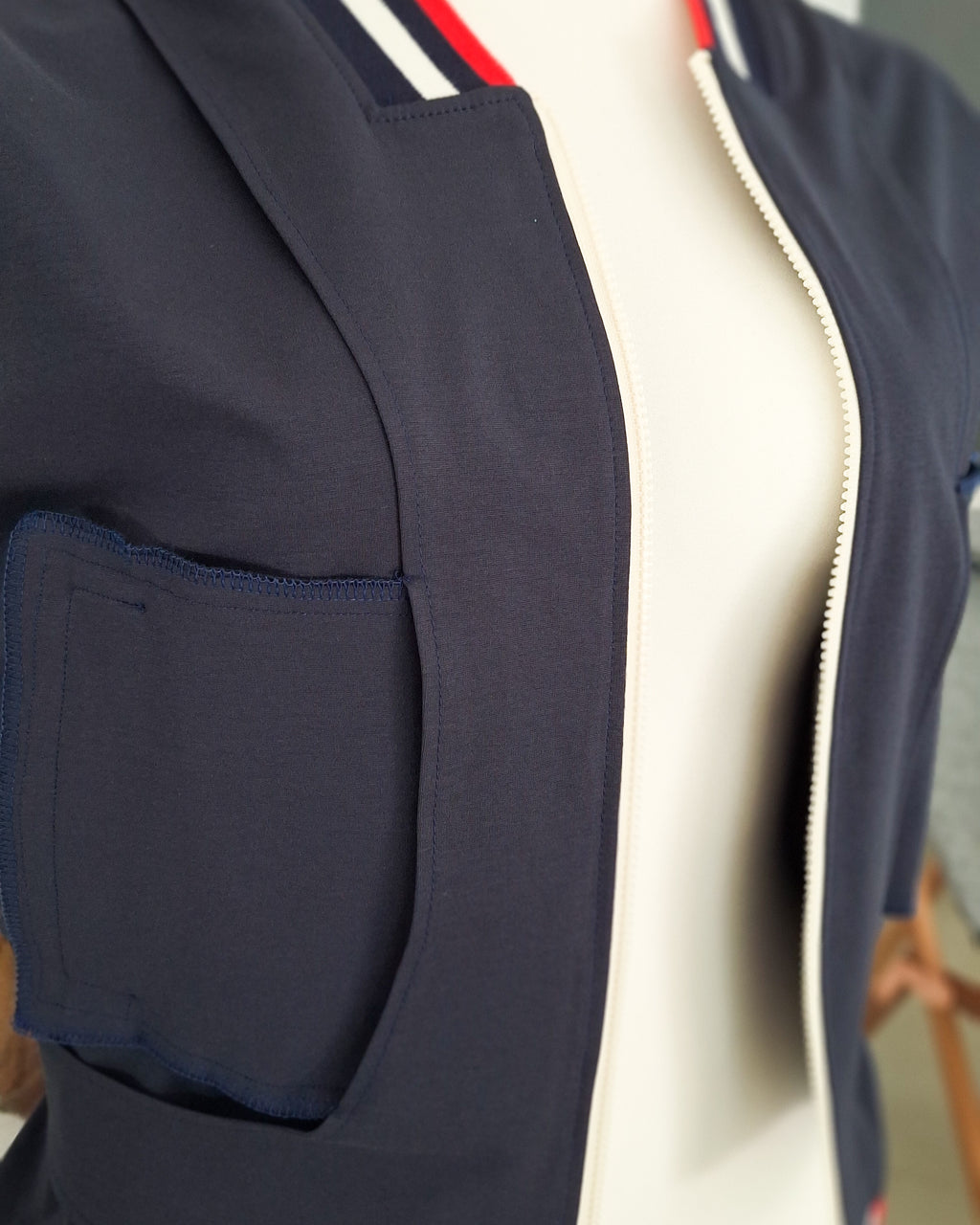 MØLNA – Collegejacke Damen nähen | Schnittmuster PDF | kurze Jacke mit eckigen Einsatz | Größe 30–60 | SEAMONE