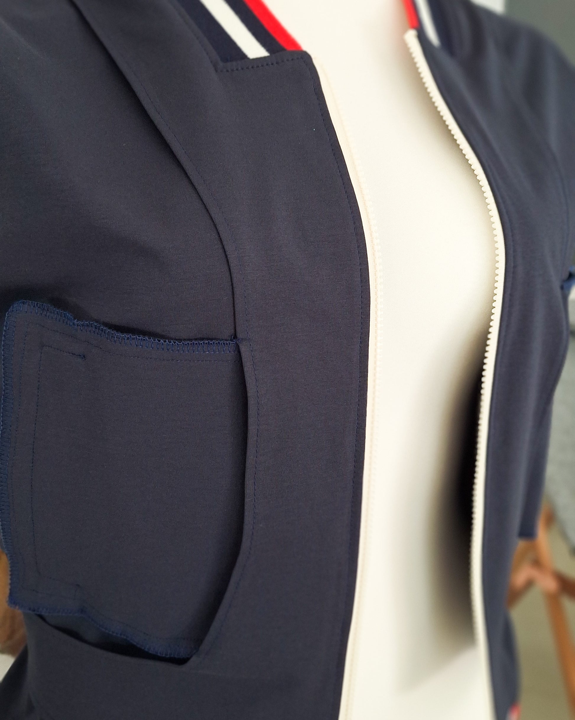 MØLNA – Collegejacke Damen nähen | Schnittmuster PDF | kurze Jacke mit eckigen Einsatz | Größe 30–60 | SEAMONE