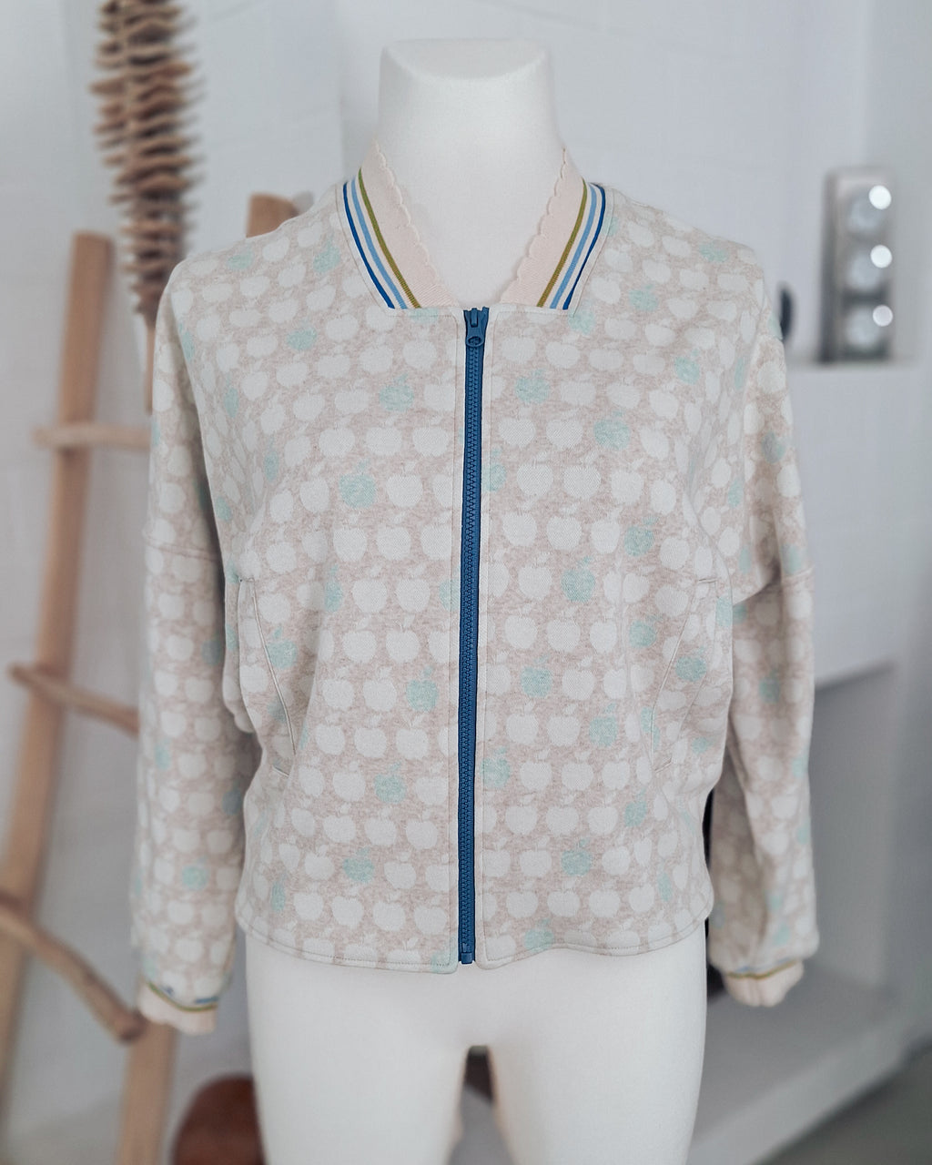 MØLNA – Collegejacke Damen nähen | Schnittmuster PDF | kurze Jacke mit eckigen Einsatz | Größe 30–60 | SEAMONE