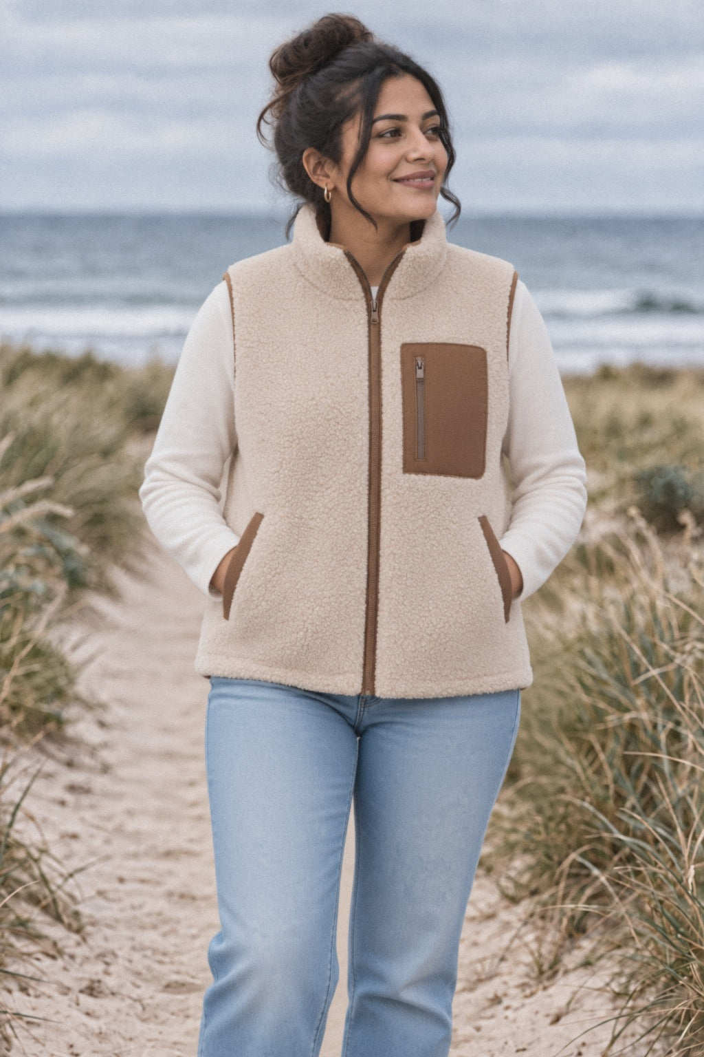 Vendla Wendeweste von innen getragen – beige Teddyseite mit brauner Brusttasche