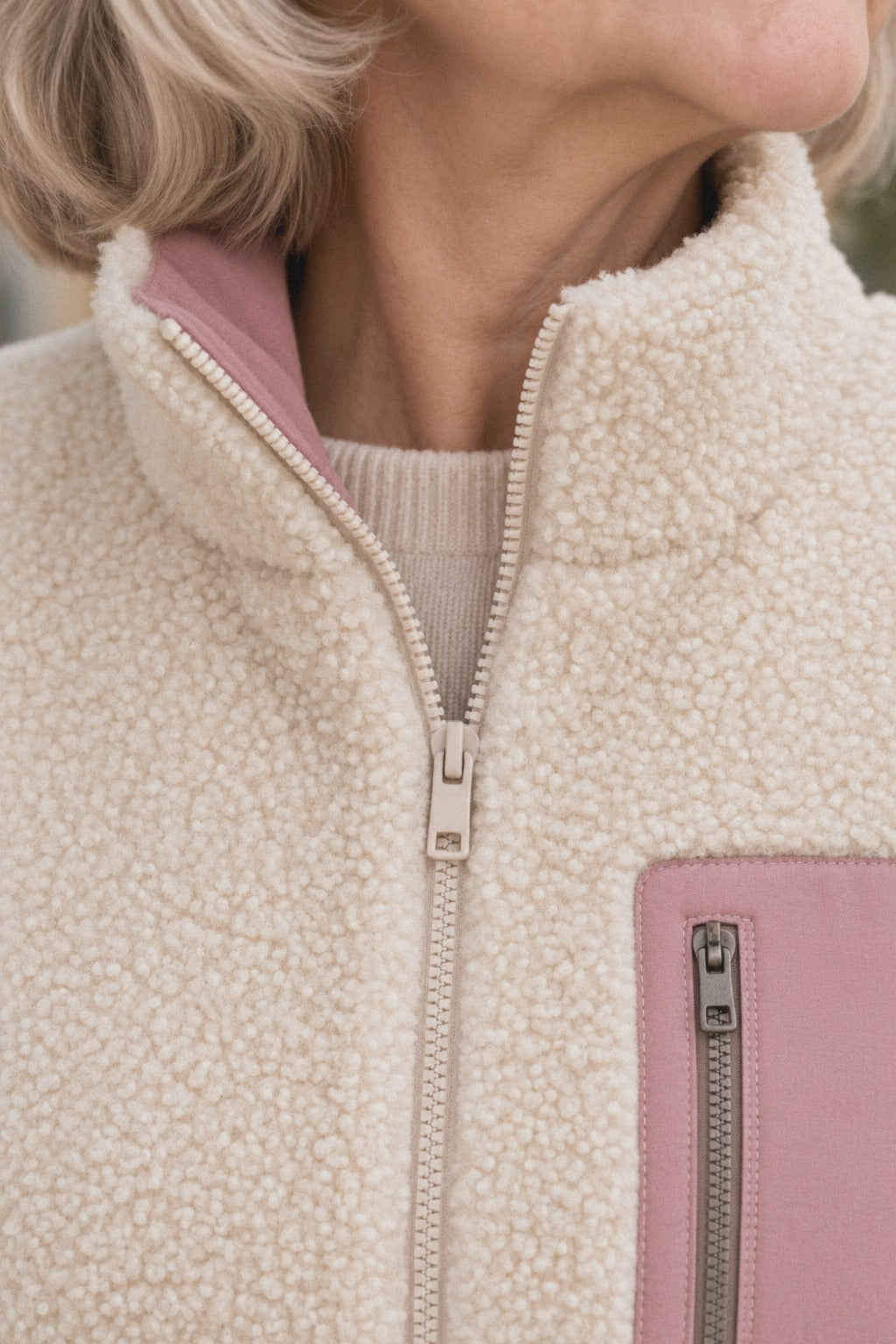 Vendla Wendeweste Detail Wendeseite – heller Teddy mit Brusttasche und Reißverschluss