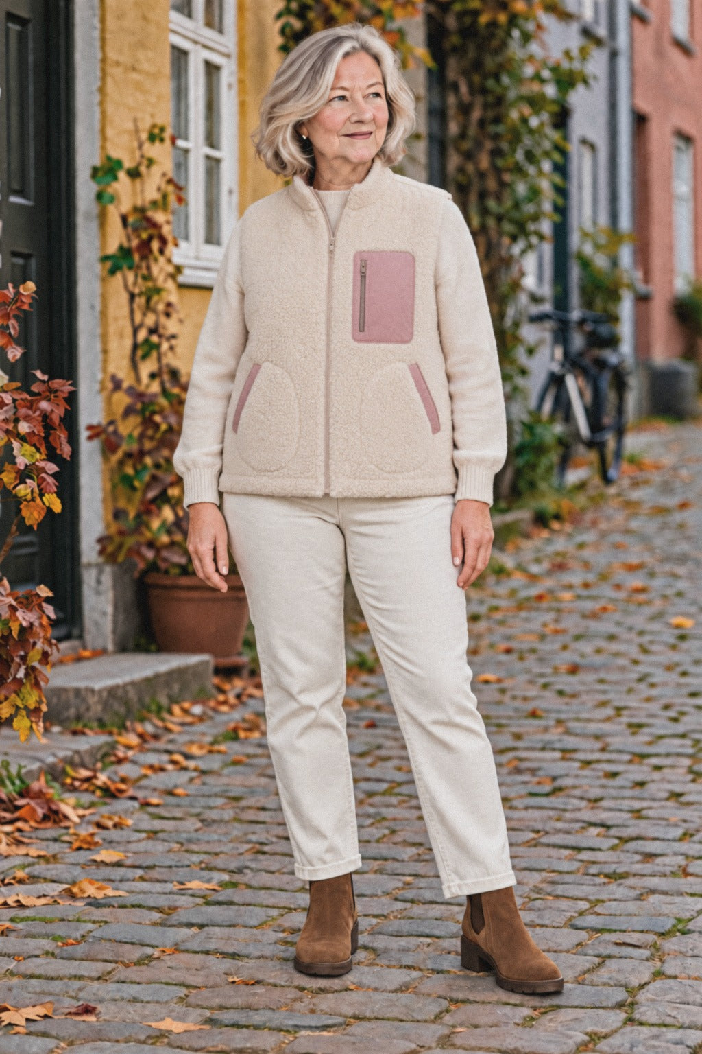 Vendla Wendeweste gewendet – helle Teddyweste mit rosa Brusttasche