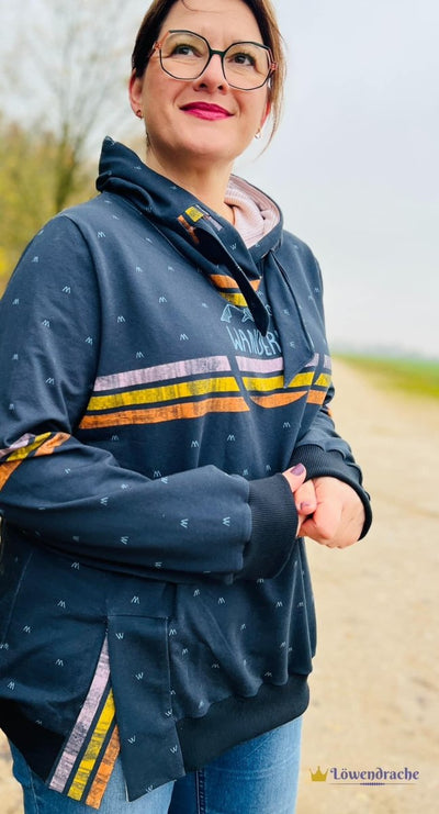 Knud Hoodie Damen genäht – Dunkelblau mit bunten Streifen am Meer