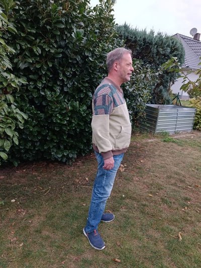 Spliid Pullover Herren genäht – Beige mit gemusterter Passe am Gartenzaun