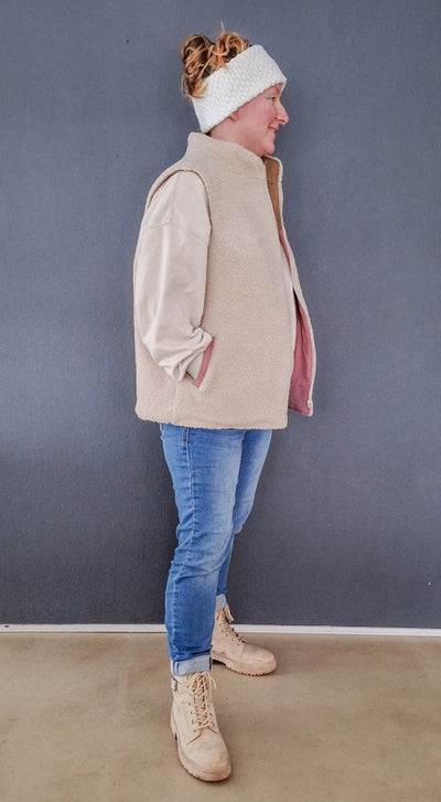 Vendla Wendeweste Damen – Beige mit Kapuze, Seitenansicht mit Händen in den Taschen