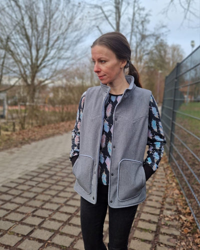 Vendla Wendeweste Damen genäht – Grau mit Leo-Innenseite, offen getragen