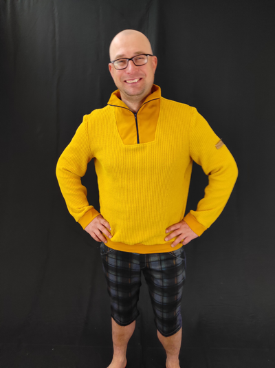 Hålin kurze Hose Herren – Kariert zum gelben Pullover, Frontansicht