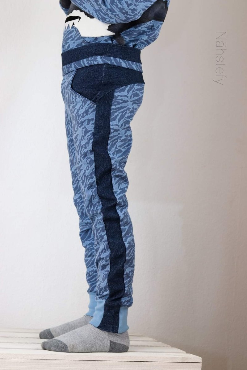 HÅLIN – Jogginghose Kinder digitales Schnittmuster als PDF download | mit Seitenstreifen & Teilungsdetails | Größe 86–164 | SEAMONE – Kinder A4 + A0 + Beamer PDF Schnittmuster | SEAMONE