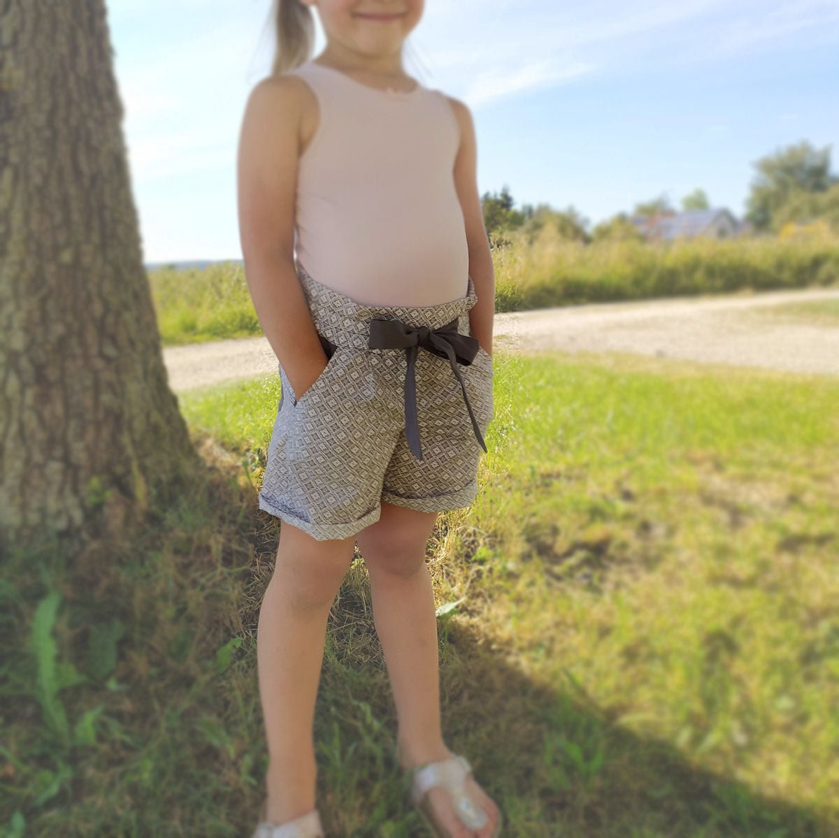 LYSE – Hose Kinder digitales Schnittmuster als PDF download | mit Paperbag - Bund & geradem Bein | Größe 98–152 | SEAMONE – Kinder A4 + A0 + Beamer PDF Schnittmuster | SEAMONE