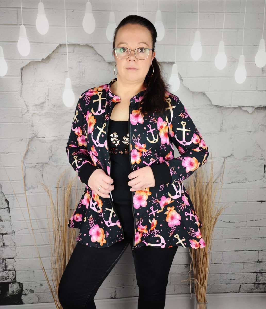 VISBY – Sweatjacke Damen digitales Schnittmuster als PDF download | mit Volant & Kapuze oder Stehkragen | Größe 32–48 | SEAMONE – Damen A4 + A0 + Beamer PDF Schnittmuster | SEAMONE