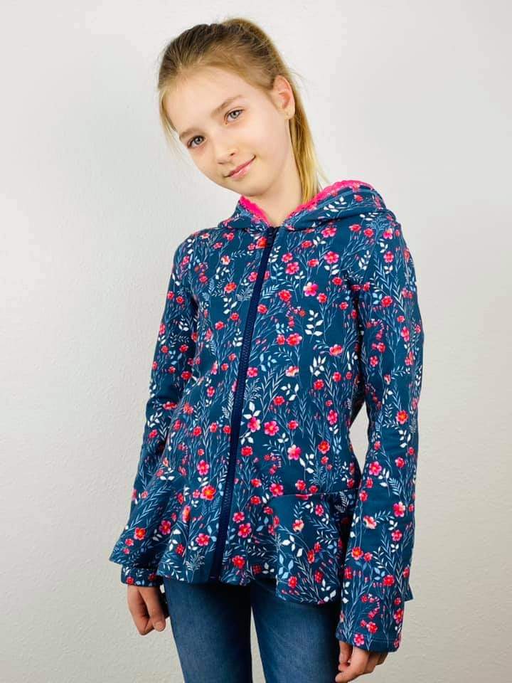 VISBY – Sweatjacke Kinder digitales Schnittmuster als PDF download | mit Volant & Kapuze oder Stehkragen | Größe 86–164 | SEAMONE – Kinder A4 + A0 + Beamer PDF Schnittmuster | SEAMONE