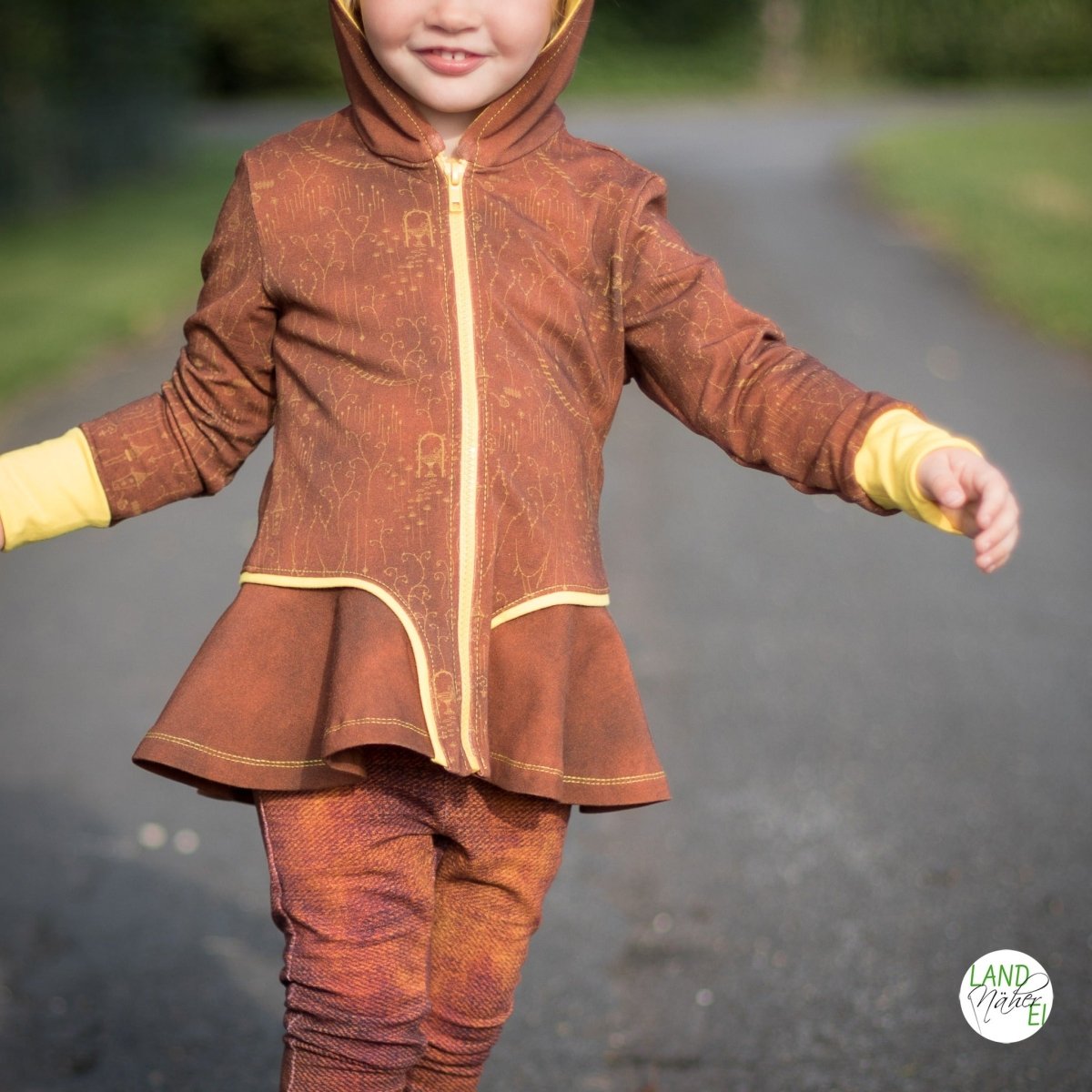 VISBY – Sweatjacke Kinder digitales Schnittmuster als PDF download | mit Volant & Kapuze oder Stehkragen | Größe 86–164 | SEAMONE – Kinder A4 + A0 + Beamer PDF Schnittmuster | SEAMONE