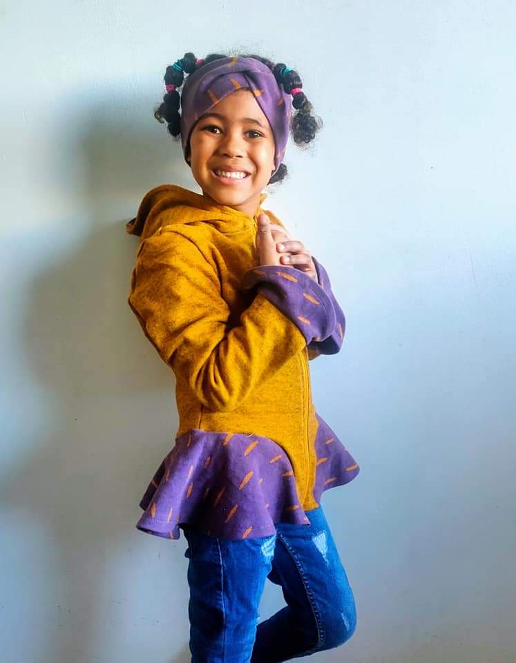 VISBY – Sweatjacke Kinder digitales Schnittmuster als PDF download | mit Volant & Kapuze oder Stehkragen | Größe 86–164 | SEAMONE – Kinder A4 + A0 + Beamer PDF Schnittmuster | SEAMONE